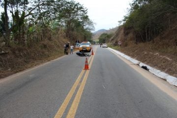 Motociclista é socorrido em estado grave após acidente na MGC-120