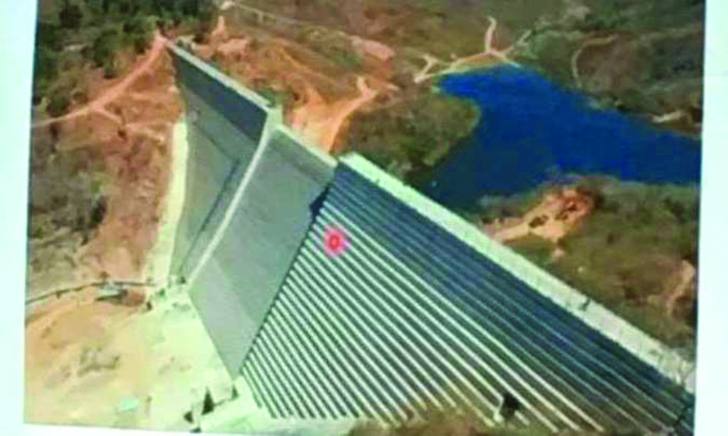 Começa a aplicação de concreto no muro de Barão de Cocais