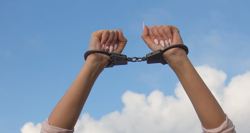 Mulher vai tirar carteira de identidade e acaba presa em João Monlevade