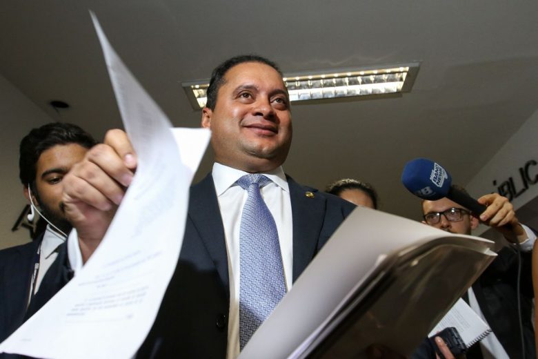 Senado aprova fundo eleitoral mas não define valor