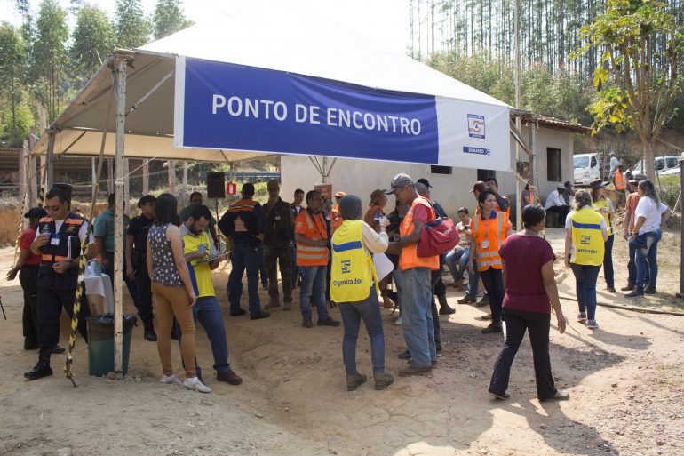 Cerca de 250 moradores participam de simulado de rompimento de barragem em Mariana