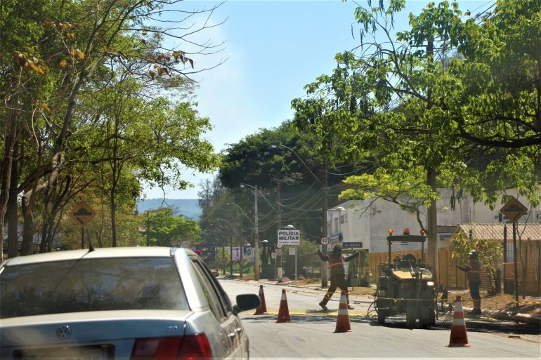 Vereador de Monlevade afirma que Prefeitura paga um valor para tinta asfáltica e recebe material inferior