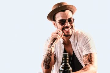 Cantor sertanejo é despejado de mansão e fãs criam vaquinha para ajudá-lo