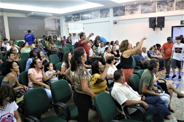 Gritos contrários à censura e palavras de ordem durante reunião da Câmara de Monlevade