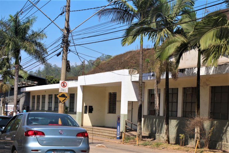 Fechado desde 2011, antigo prédio da delegacia se deteriora em Monlevade
