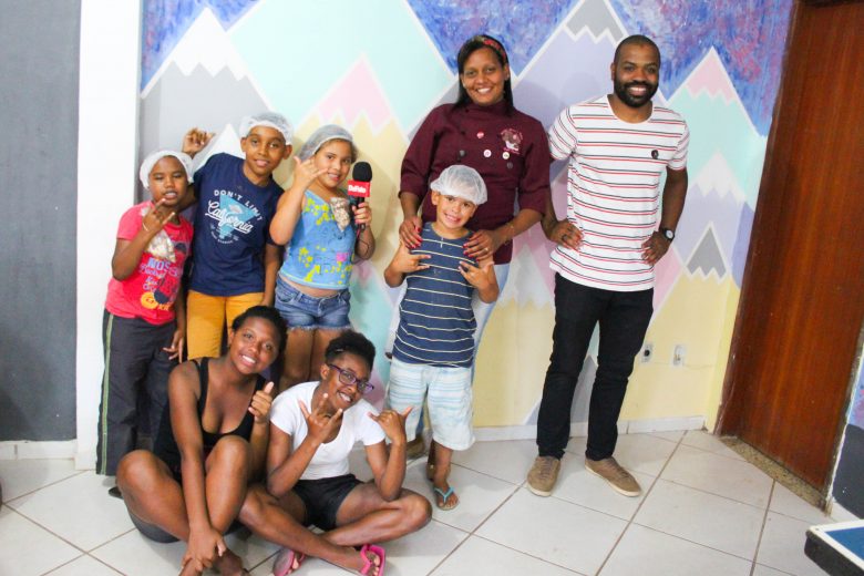 Professores voluntários mudam a rotina de crianças no bairro Pedreira, em Itabira