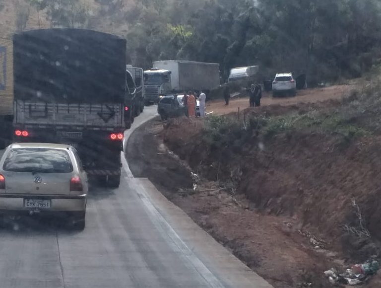 Acidente entre carro e carreta deixa trânsito lento na BR-381 nesta terça-feira, 1º