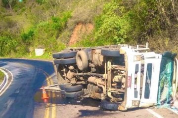 Carreta tomba e deixa rodovia parcialmente interditada nesta quinta-feira (3)