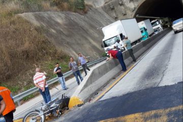 Acidente entre carro e moto deixa trânsito parado na BR-381 nesta sexta-feira