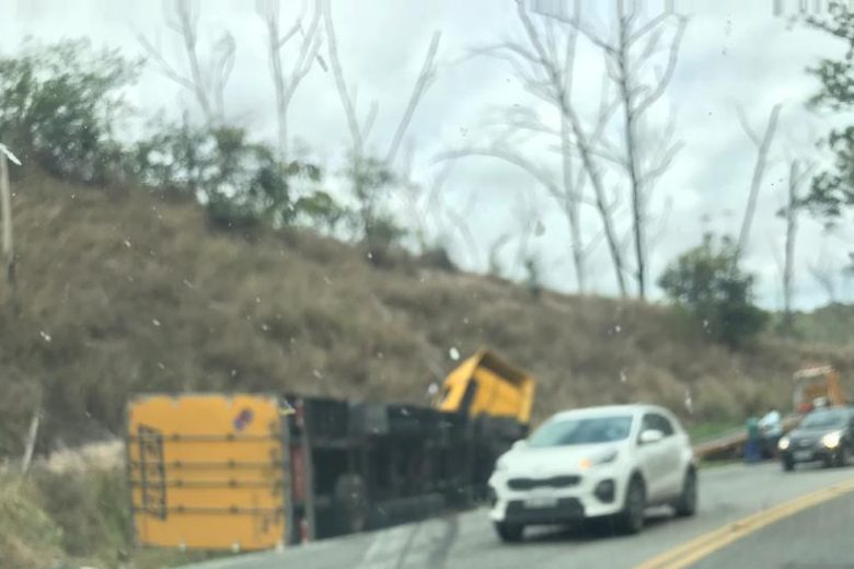 Acidente entre carreta dos Correios e carro deixa trânsito lento na BR-381