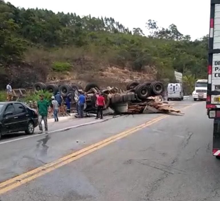 Carreta carregada com madeira tomba na BR-381 e deixa trânsito lento