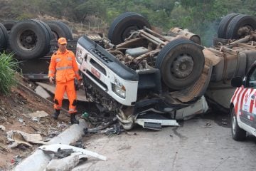Motorista sofre fratura ao capotar carreta carregada com madeiras na BR-381