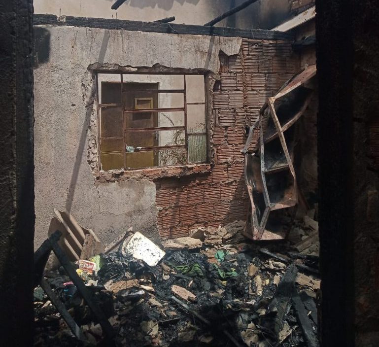 Casa pega fogo em Itabira; suspeita é que incêndio tenha sido criminoso