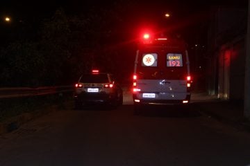Motociclista bate em poste e dois ficam feridos em Itabira