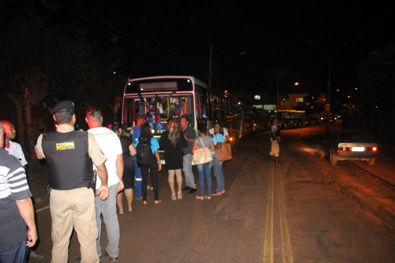 Moradores do Pedreira protestam contra superlotação em ônibus