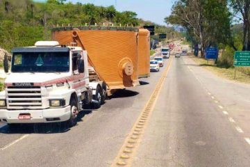 Carreta com carga excedente deixa trânsito lento em trecho da BR-381