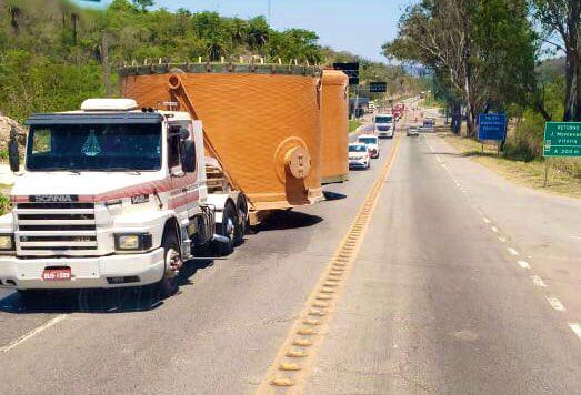 Carreta com carga excedente deixa trânsito lento em trecho da BR-381