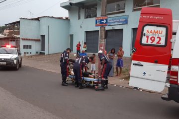 Piloto tem fratura ao bater moto contra poste no bairro Água Fresca