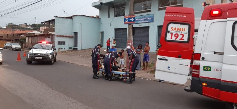 Piloto tem fratura ao bater moto contra poste no bairro Água Fresca