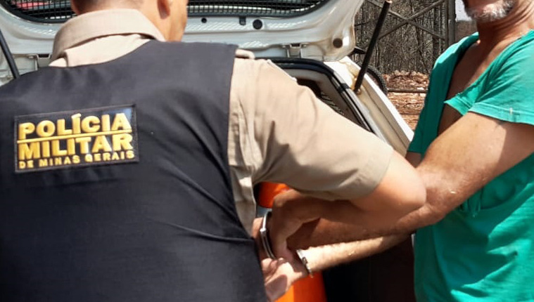 Vítima e populares detêm suspeito de furto e o entregam à PM em Itabira
