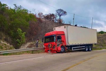 Colisão entre dois caminhões deixa trânsito lento em trecho da BR-381 nesta manhã