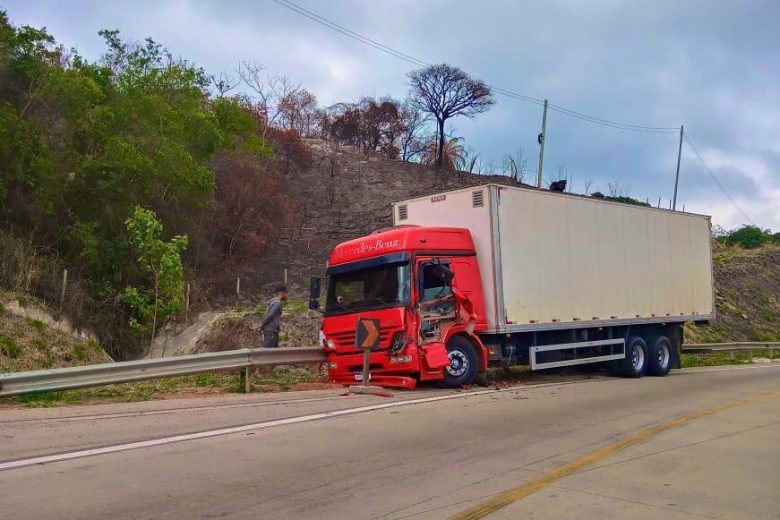 Colisão entre dois caminhões deixa trânsito lento em trecho da BR-381 nesta manhã