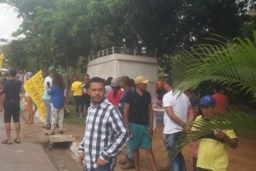Cerca de 500 nova-erenses manifestam na BR-381 por retorno de garimpo