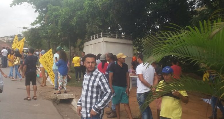 Cerca de 500 nova-erenses manifestam na BR-381 por retorno de garimpo