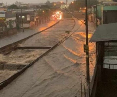 Veja imagens chocantes de tempestade em BH