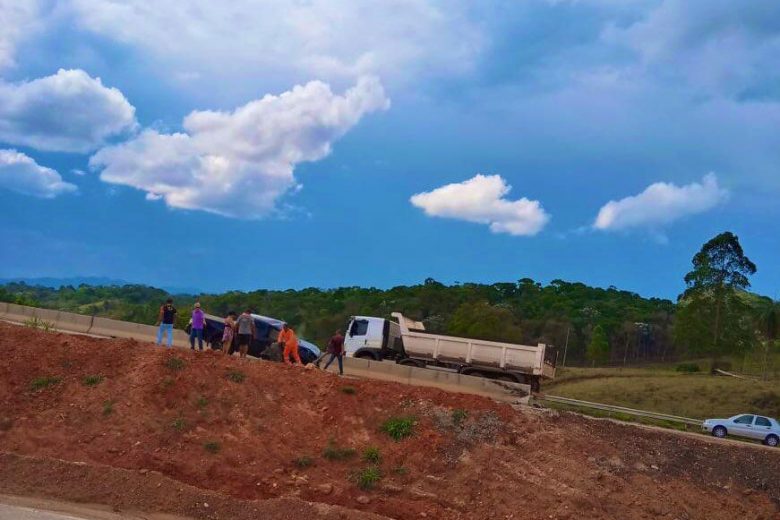 Caminhonete bate em mureta e provoca lentidão em trecho da BR-381