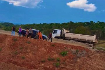 Caminhonete bate em mureta e provoca lentidão em trecho da BR-381