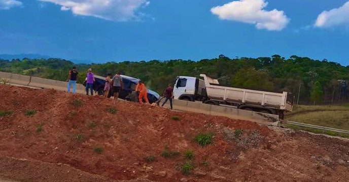 Caminhonete bate em mureta e provoca lentidão em trecho da BR-381