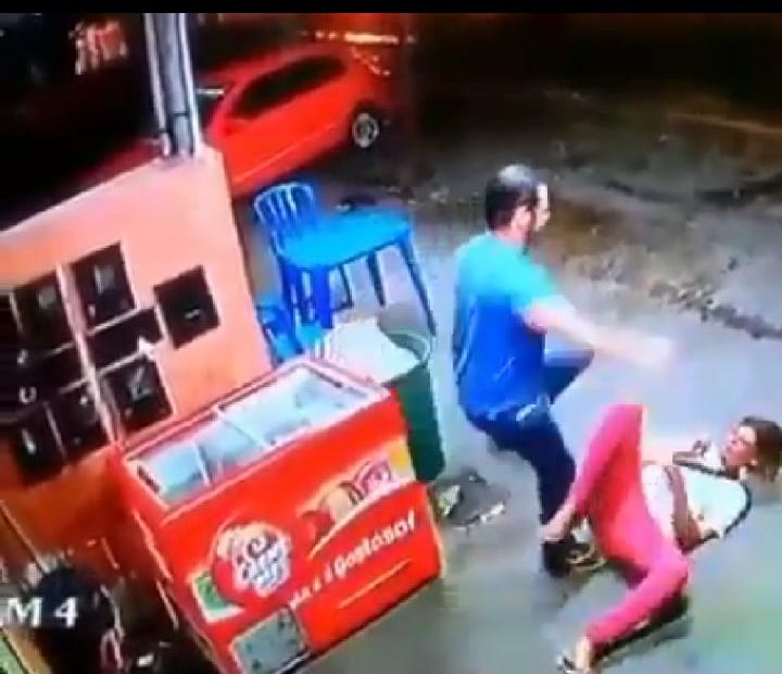 Vídeo flagra empresário espancando mulher que pedia dinheiro