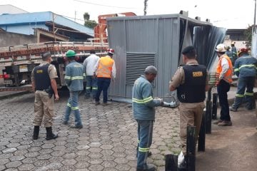 Contêiner cai de caminhão após atingir fiações no bairro São Pedro