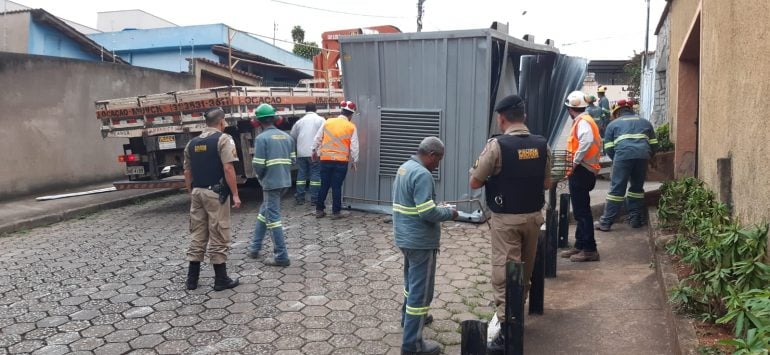 Contêiner cai de caminhão após atingir fiações no bairro São Pedro