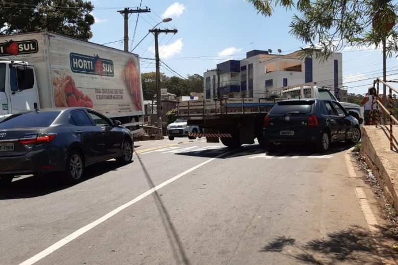 Acidente entre carro e caminhão causa congestionamento no bairro Hamilton