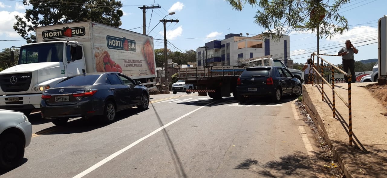 Acidente entre carro e caminhão causa congestionamento no bairro Hamilton