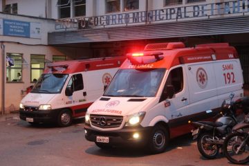 Colisão entre moto e ônibus deixa vigilante ferido em Itabira
