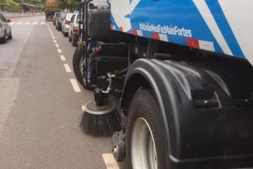 Itabira adota caminhão que varre e recolhe a sujeira das ruas da cidade