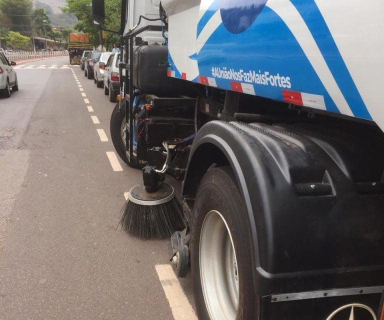 Itabira adota caminhão que varre e recolhe a sujeira das ruas da cidade