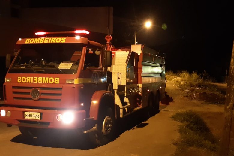 Carro pega fogo dentro da garagem e bombeiros são acionados em Itabira
