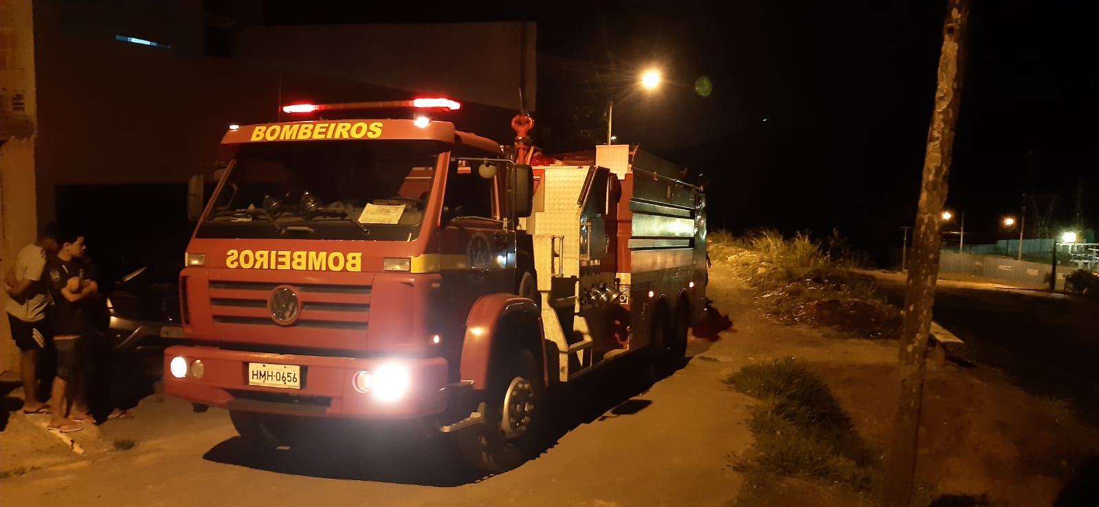 Carro pega fogo dentro da garagem e bombeiros são acionados em Itabira