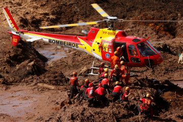 Bombeiros encontram outro corpo inteiro em meio à lama em Brumadinho