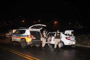 Casal de traficantes tenta fugir de blitz, avança sobre PMs, mas é perseguido e preso em Itabira