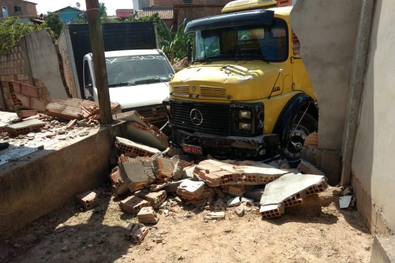 Caminhão destrói muro e atinge dois carros em Conceição