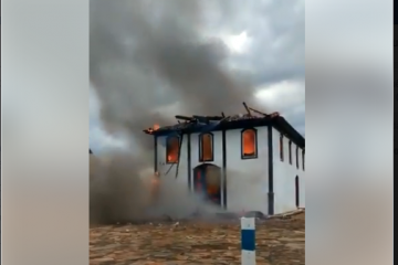 Igreja de Santa Rita de Cássia pega fogo em Diamantina; veja vídeo