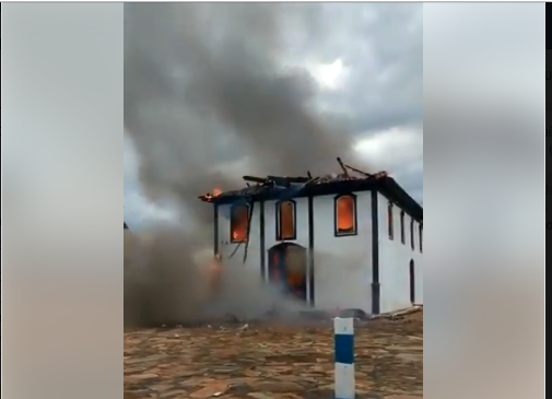 Igreja de Santa Rita de Cássia pega fogo em Diamantina; veja vídeo
