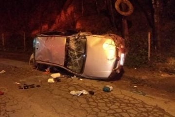 Automóvel com três ocupantes capota em Itabira