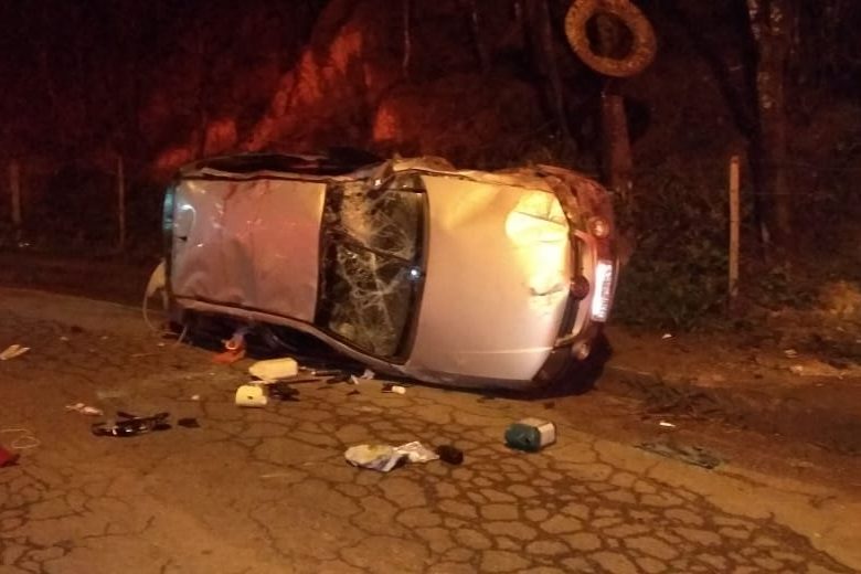 Automóvel com três ocupantes capota em Itabira
