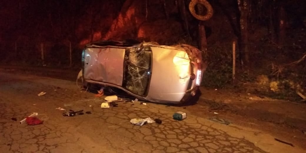 Automóvel com três ocupantes capota em Itabira